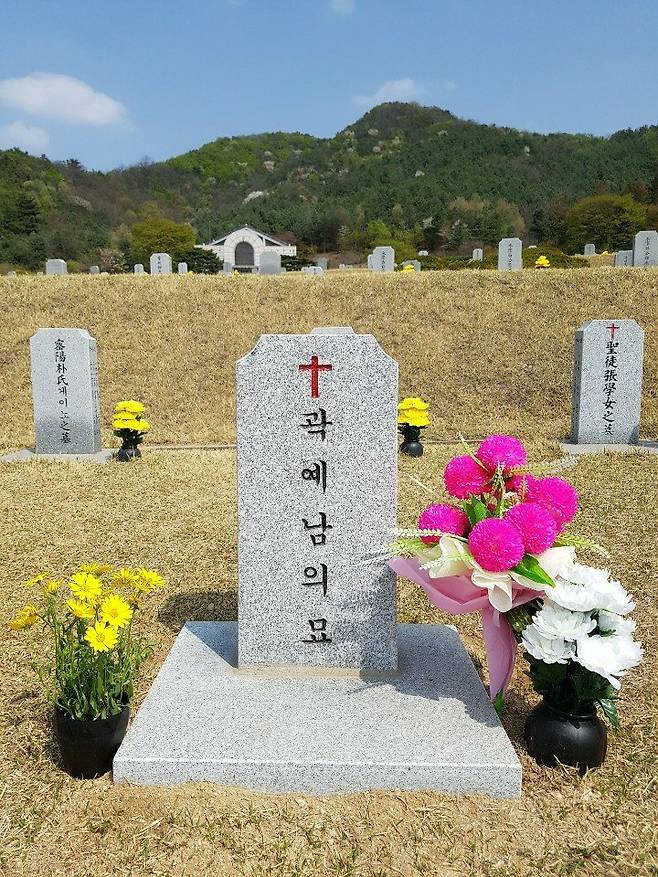 충남 천안 국립 망향의 동산에 안장된 고 곽예남 할머니의 묘. 묘비에는 2018년 곽 할머니 호적에 입적한 이민주(46)씨와 자녀 이름도 새겨져 있다. [사진 고 곽예남 할머니 딸]