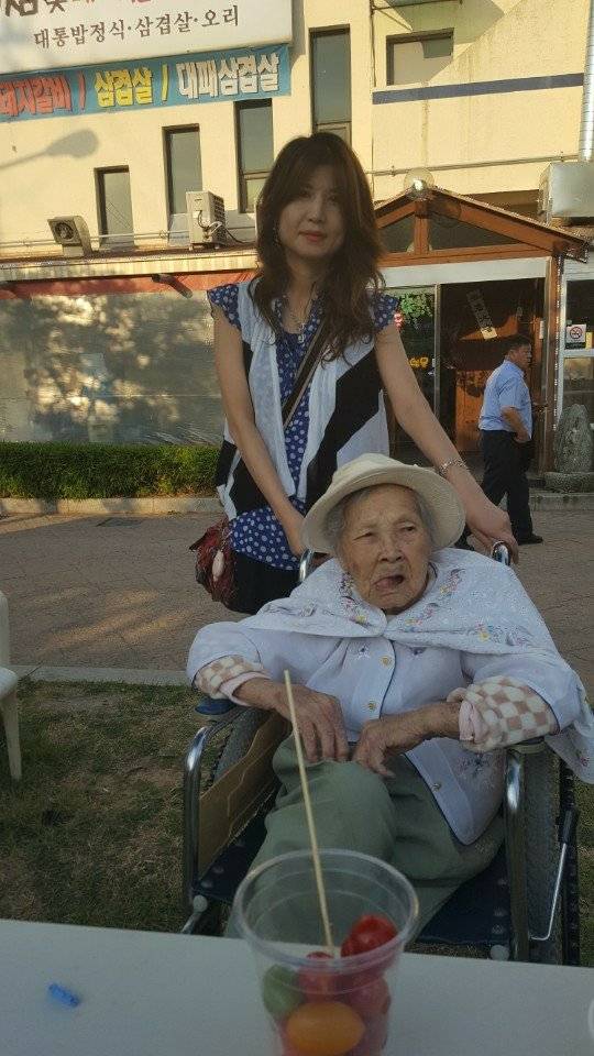 고 곽예남 할머니의 수양딸 이민주(46)씨가 생전 곽 할머니와 함께 기념 촬영을 하고 있다. [사진 고 곽예남 할머니 딸]