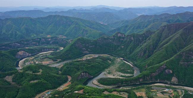 동강전망자연휴양림 쪽에서 내려다본 동강. 동강 전체 구간 중에서 물길이 가장 급하게 휘어져 사행(蛇行)하는 구간이다. 오른쪽 아래 거북이 머리처럼 내민 땅을 굽이치는 곳이 나리소이고,  왼쪽 위의 강변 마을이 제장마을이다. 동강은 정선의 나리소를 지나면서 협곡에 갇혀 길을 버리고 저 홀로 흘러서 평창의 문희마을로 향한다.