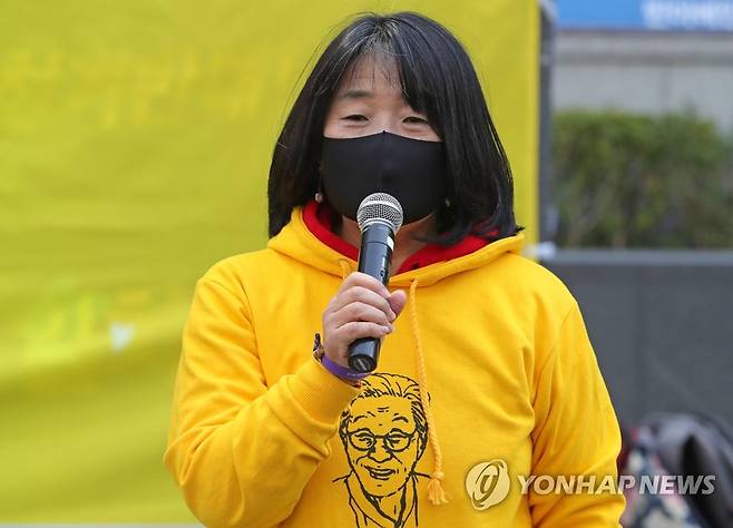 윤미향 당선인 더불어민주당 윤미향 당선인이 정의기억연대 이사장이던 지난 3월 서울 종로구 옛 일본대사관 앞에서 열린 '1431차 일본군 성노예제 문제해결을 위한 정기수요시위'에서 발언하고 있다. [연합뉴스 자료사진]