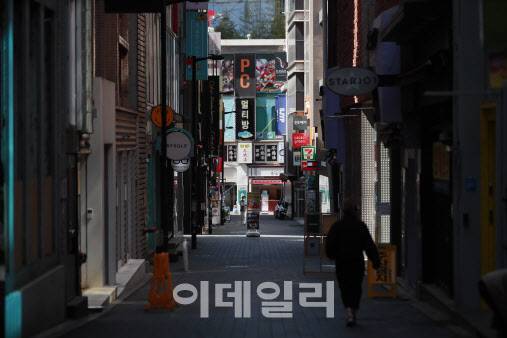 이태원 클럽발 코로나19 집단감염 사태 영향으로 서울 중구 명동 일대가 줄어든 손님들로 인해 한산한 모습이다.(사진=이데일리 노진환 기자)