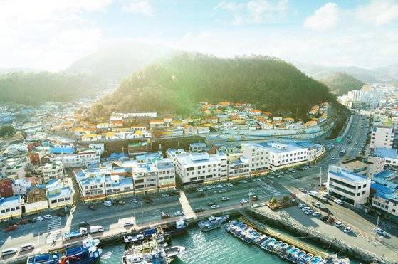 이씨가 1970년 태어난 전남 완도의 한 항구 전경. 연합뉴스