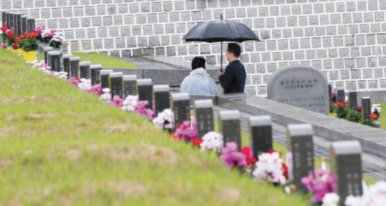 5·18 민주화운동 40주년 기념일을 사흘 앞둔 15일 광주 북구 국립 5·18 민주묘지에 비가 내리는 날씨에도 참배객의 발길이 이어지고 있다. [연합뉴스]