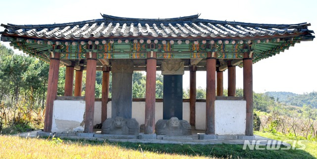 [서울=뉴시스] 조선 태조 이성계의 왕비이자 정종(定宗)과 태종(太宗)의 모후인 신의황후(神懿王后)의 제릉(齊陵)에 남아 있는 비각과 비석. 왼쪽의 비석은 1744년(영조 20)에 세운 신도비이고, 오른쪽은 1900년(광무 4)에 세운 표석이다. 정면 모습. 황해북도 개풍군 대련리 부소산 남쪽 기슭에 있으며, 정종의 후릉에서 동북쪽으로 4km 정도 떨어져 있다. (사진=평화경제연구소 제공) 2020.05.16. photo@newsis.com