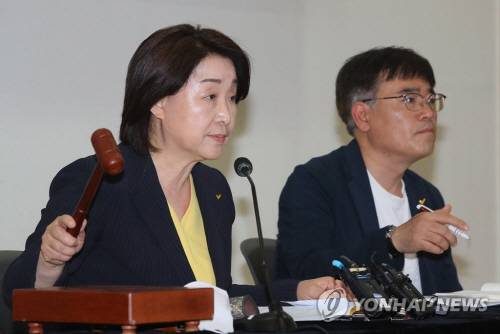 심상정 정의당 대표가 17일 국회에서 열린 5기 제10차 전국위원회에서 의사봉을 두드리며 개의하고 있다. 오른쪽은 김종민 부대표.[사진 출처 = 연합 뉴스]