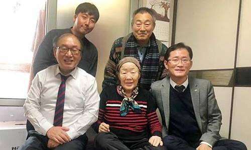 지난해 12월 18일 이용수 할머니(가운데) 집을 찾은 김우철 민주당 대구시당 사무처장(왼쪽) 등이 온수매트를 전달한 뒤 기념촬영을 하고 있다. 더불어민주당 대구시당 제공