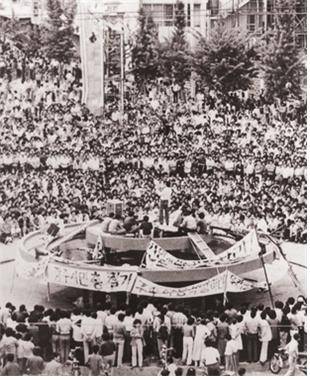 항쟁기간 전남도청앞 광장은 사태의 추이를 알고자 하는 시민들로 가득 메워졌고, 항쟁지도부는 민주수호범시민궐기대회를 통해 사태의 본질을 알리는 한편 시국을 성토했다. ⓒ5·18 기념재단