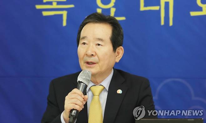 정세균 국무총리가 5월 14일 서울 삼청동 총리공관에서 각계 전문가들과 함께 '코로나19 이후 새로운 일상의 준비'를 주제로 열린 제3차 목요대화에서 발언하고 있다. [연합뉴스 자료사진]