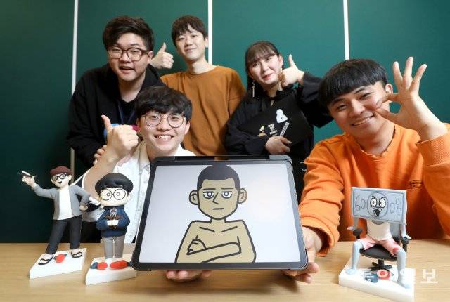 장삐쭈 유튜버 사단 인터뷰
장삐쭈를 취재했지만 장삐쭈는 없다. 장삐쭈의 신상은 비공개다. 대신 장삐쭈 작가의 캐리커쳐와 어시스턴트들이 자신의 캐릭터에 맞는 포즈를 취하고 있다. 송은석기자 silverstone@donga.com