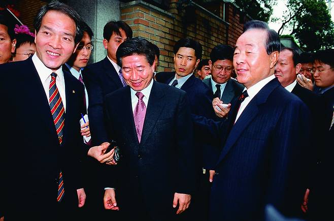 2002년에 김영삼을 찾은 노무현. 김영삼과 그 측근 박종웅 사이에 서서 복잡한 표정을 짓고 있다. 별세한 김종수 기자가 찍었다. 처음 공개하는 사진이다. 한겨레신문사 서가에 필름 상태로 보관돼오던 것을 팩트스토리가 발굴했다.