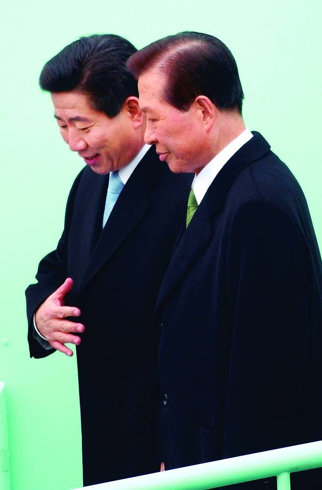 청와대를 떠나는 김대중을 노무현이 환송하는 모습. 2003년 2월 취임식 직후 김봉규 기자가 찍었다.