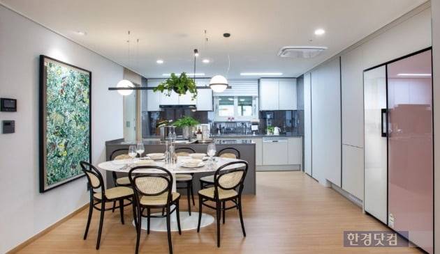 '울산 지웰시티 자이'의 전용 84㎡B형 거실. 넓직한 개방형 주방에 수납을 강화한 타입이다.