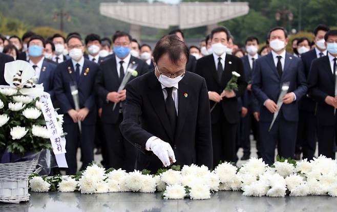 더불어민주당 이해찬 대표가 5·18민주화운동 40주년인 18일 광주 운정동 국립5·18민주묘지에서 헌화하고 있다.   연합뉴스