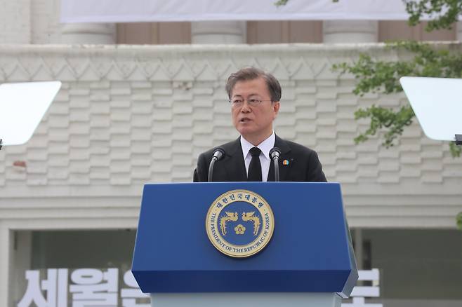 문재인 대통령이 18일 오전 광주광역시 동구 옛 전남도청 앞에서 열린 제40주년 5·18 민주화운동 기념식에 참석해 기념사를 하고 있다. [연합]