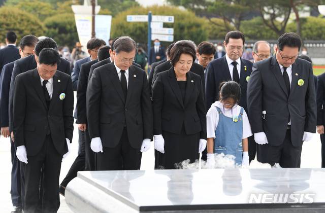 [광주=뉴시스]박영태 기자 = 문재인 대통령과 김정숙 여사가 제40주년 5·18 민주화운동 기념일인 18일 오전 광주 북구 5·18 민주묘지 추모탑을 찾아 참배하고 있다 2020.05.18.since1999@newsis.com