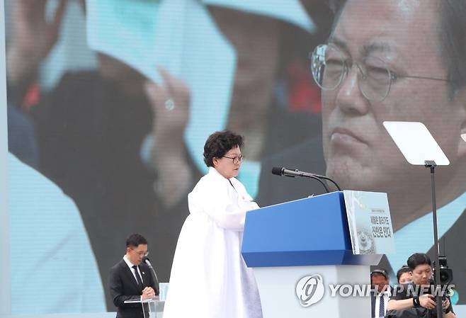 편지 낭독하는 유족 (광주=연합뉴스) 김주성 기자 = 18일 오전 광주광역시 동구 옛 전남도청 앞에서 열린 제40주년 5·18 민주화운동 기념식에서 유족이 편지를 낭독하고 있다. 2020.5.18 utzza@yna.co.kr