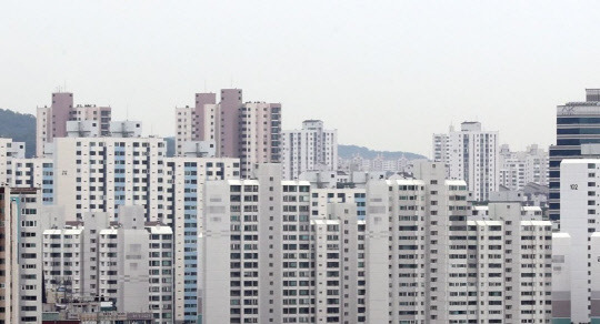 준강남권에서도 입지가 좋은 판교 일대 아파트값이 무섭게 오르고 있다. 사진은 성남시 분당구 아파트 단지 전경.<연합뉴스>