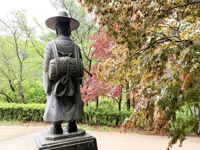 조령관 너머 조령산자연휴양림 초입에 과거를 보러 한양으로 가는 선비 석상이 세워져 있다.