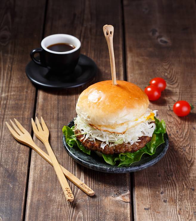 완주 사람들은 떡갈비 버거, 떡갈비 스테이크까지 만들며, 원초적 로컬푸드의 신선함을 가공식품으로까지 이어간다.