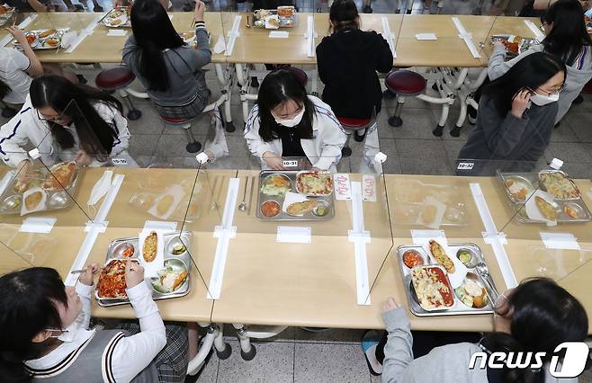 20일 대전 한 고등학교에서 학생들이 칸막이 설치된 급식실에서 점심을 먹고 있다. /뉴스1 © News1 김기태 기자