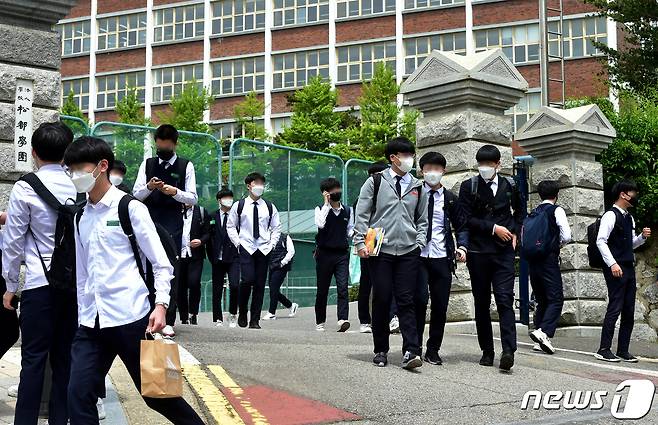 20일 오전 인천시 연수구 송도고등학교 학생들이 귀가하고 있다. /뉴스1 © News1 정진욱 기자