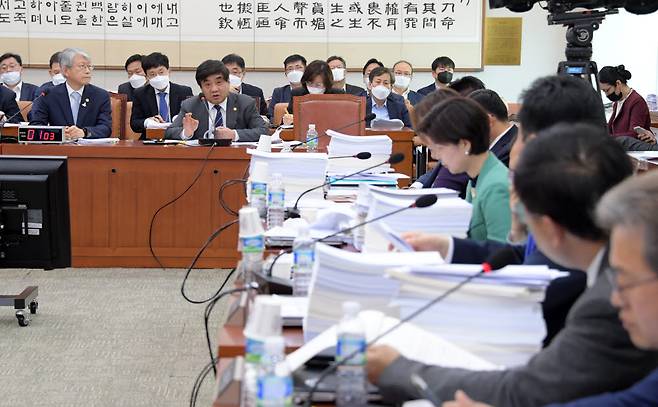 질의 답하는 한상혁 방통위원장