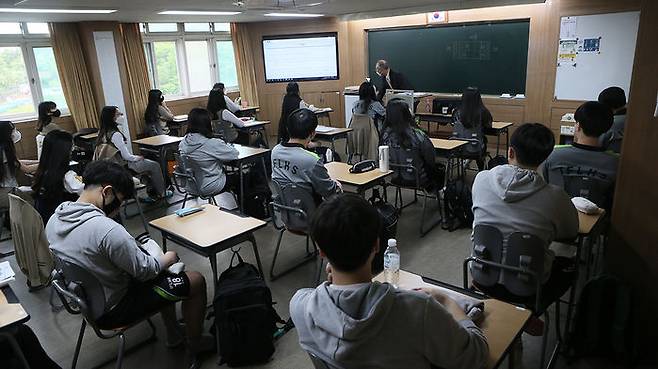 수업 듣는 인천외국어고등학교 학생들