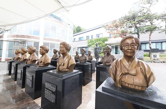 19일 후원금 집행 문제에 대한 내부 고발이 나온 경기 광주시 ‘나눔의 집’에 세상을 떠난 위안부 피해 할머니들의 흉상이 세워져 있다. 연합뉴스