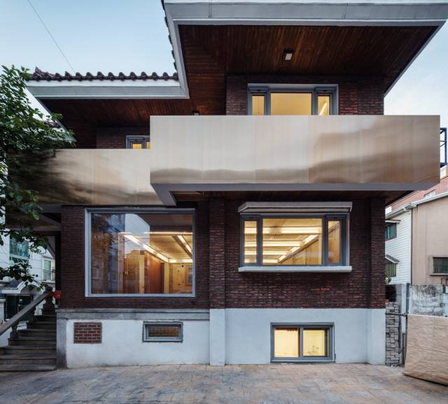 구의살롱 외관 난간의 스테인리스 마감. 외관을 크게 해치지 않으면서 주변 주택과 차별화하기 위한 장치다./사진제공=에스티피엠제이