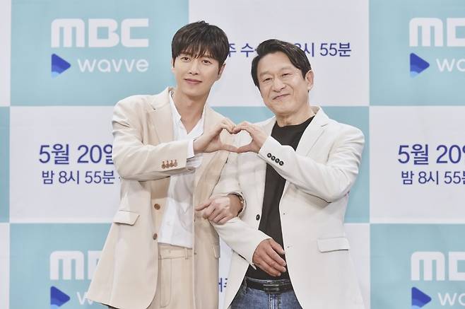 ▲ 박해진(왼쪽)과 김응수. '꼰대인턴' 온라인 제작발표회. 제공|MBC