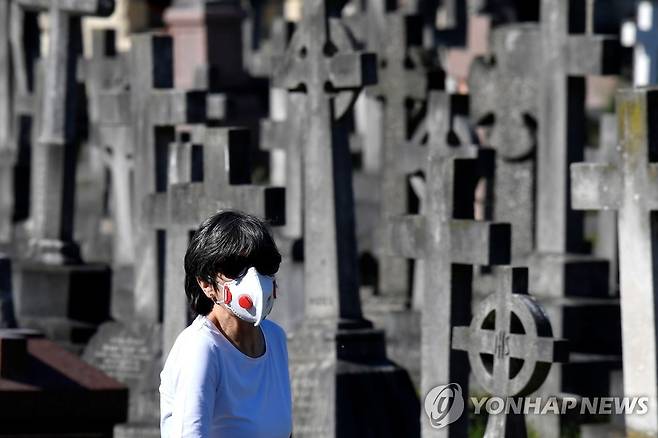 마스크를 쓴 런던 시민 [로이터=연합뉴스]