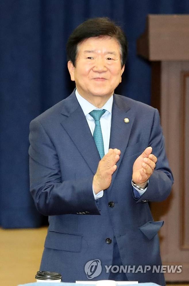 한반도평화번영포럼 참석한 민주당 박병석 의원 (서울=연합뉴스) 안정원 기자 = 더불어민주당 박병석 의원이 지난 12일 국회 의원회관에서 열린 국회 한반도평화번영포럼 김연철 통일부 장관 초청 특별강연에서 참석자 소개시 박수치고 있다. jeong@yna.co.kr