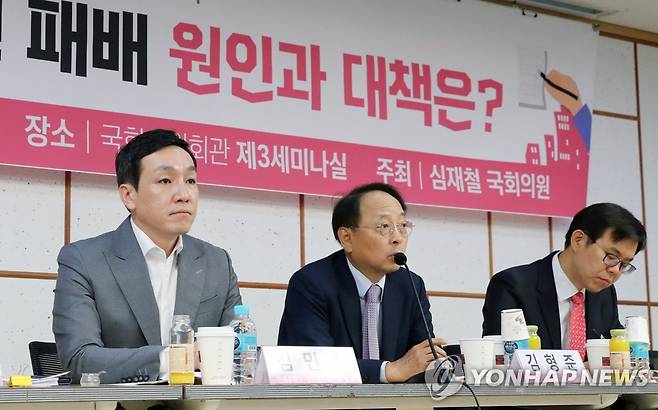 발언하는 김형준 교수 (서울=연합뉴스) 하사헌 기자 = 김형준 명지대 교수(가운데)가 서울 국회의원회관에서 열린 미래통합당 총선 패배 원인과 대책 토론회에서 발언하고 있다. 2020.5.20 toadboy@yna.co.kr