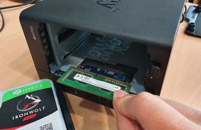 4GB 메모리를 추가해 최대 6GB로 시스템 메모리 업그레이드 가능