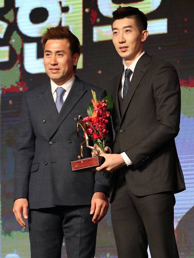 2019년 12월 K리그 시상식에서 베스트11 골키퍼를 수상한 조현우가 김병지와 기념사진을 찍고 있다. [뉴스1]