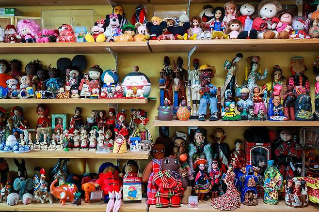 사회적 거리두기가 힘들 정도로 촘촘하게 붙어 있는 인형들