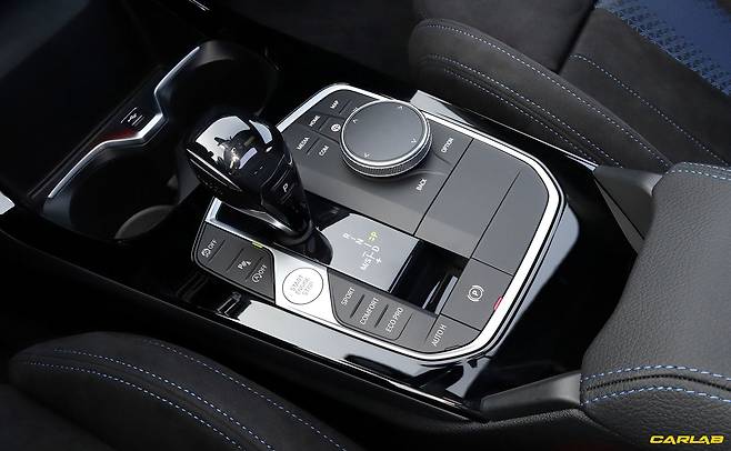 시동버튼과 주행모드, 기어노브, i 드라이브를 한데 모았다