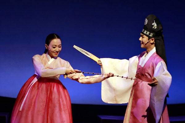 춘향(이소연)이 몽룡(김준수)을 끌어당기며 함께 사랑가를 부르는 장면. /이태훈 기자