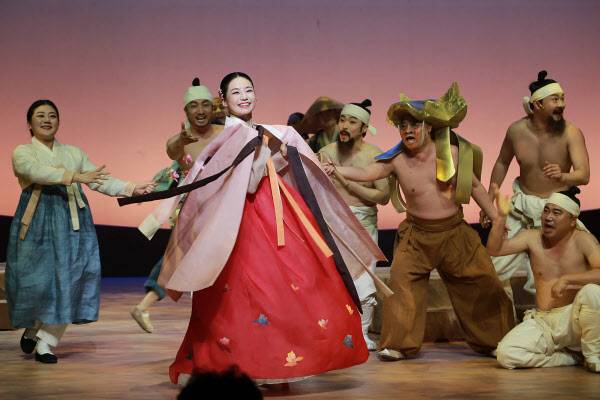 광한루에 꽃나들이 나온 춘향(김우정). 국립창극단 '춘향'의 도입부는 마당놀이처럼 시끌벅적하다. /이태훈 기자