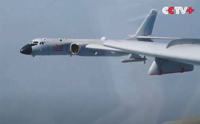 중국이 현재 보유한 전략폭격기 H-6K의 비행 모습. 중국 CCTV 캡처