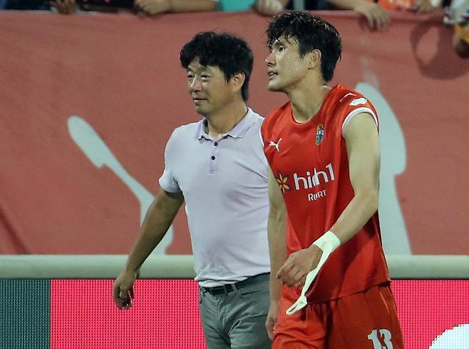 김병수(왼쪽) 강원FC 감독과 한국영. [연합뉴스]