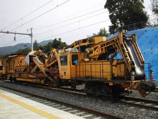 자길치기 작업을 하는 밸러스트 클리너. [j74bs님의 블로그 캡처]
