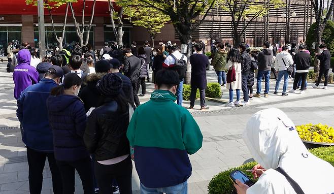 지난달 23일 오전 서울 구로구 구로동 신도림 테크노마트 앞에서 시민들이 닌텐도 스위치 동물의숲 에디션 구매 응모를 하기 위해 줄지어 기다리고 있다. [연합]