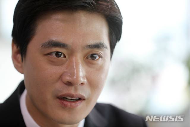 [서울=뉴시스]김명원 기자 = 한준호 더불어민주당 21대 국회의원 고양(을) 당선인이 21일 고양시 덕양구 당선인 사무실에서 뉴시스와 인터뷰를 하고 있다.  2020.05.22. kmx1105@newsis.com