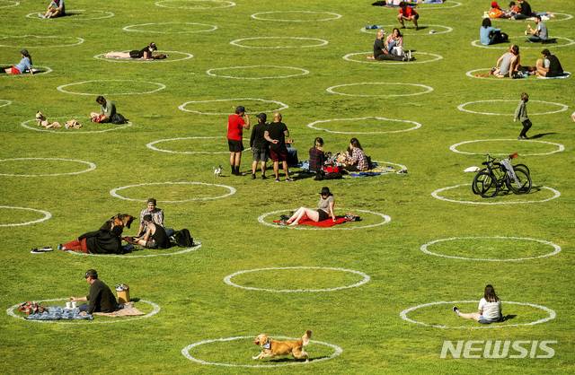 [샌프란시스코=AP/뉴시스] 21일(현지시간) 미국 샌프란시스코 돌로레스 파크를 찾은 시민들이 신종 코로나바이러스 감염증(코로나19) 예방을 위해 그려진 원 안에서 휴식을 취하고 있다. 2020.05.22.
