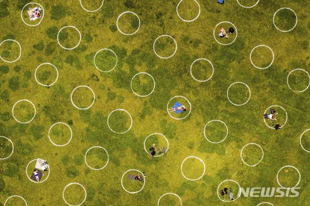 [샌프란시스코=AP/뉴시스] 21일(현지시간) 미국 샌프란시스코 돌로레스 파크를 찾은 시민들이 신종 코로나바이러스 감염증(코로나19) 예방을 위해 그려진 원 안에서 휴식을 취하고 있다. 202005.22.