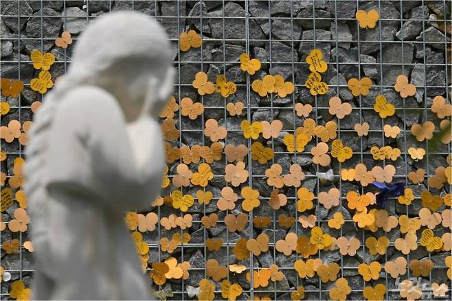 일본군 위안부 피해자들의 생활시설 나눔의집 직원들로부터 시설이 외부에 홍보된 바와 다르게 피해자들을 위해 운영되지 않고 있다는 증언이 나오면서 논란이 되고 있다.  21일 오후 경기도 광주시 퇴촌면 나눔의 집의 추모공원에 할머니들의 아픔을 표현한 조각상 뒤로 시민들의 글귀가 보이고 있다. (사진=이한형 기자/자료사진)