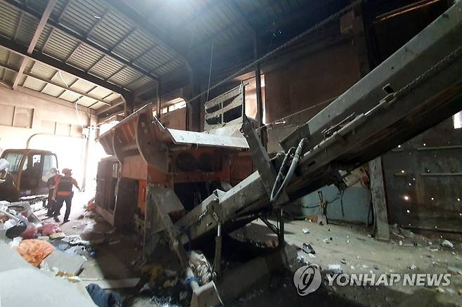폐목재 처리 업체서 근로자 숨져 (광주=연합뉴스) 22일 오전 10시 28분쯤 광주 광산구 하남산업단지 한 폐목재 처리 공장에서 20대 작업자가 파쇄 기계에 빨려 들어가 숨졌다. 사진은 사고가 발생한 현장의 모습. 2020.5.22 [광주 광산소방서 제공. 재판매 및 DB 금지] hs@yna.co.kr