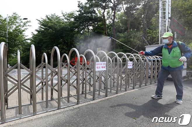 지난 21일 고3 학생이 신종 코로나바이러스 감염증(코로나19) 확진 판정을 받아 학교가 폐쇄된 대구농업마이스터고 후문에서 22일 오전 보건소 관계자가 방역을 하고 있다. 2020.5.22/뉴스1 © News1 공정식 기자