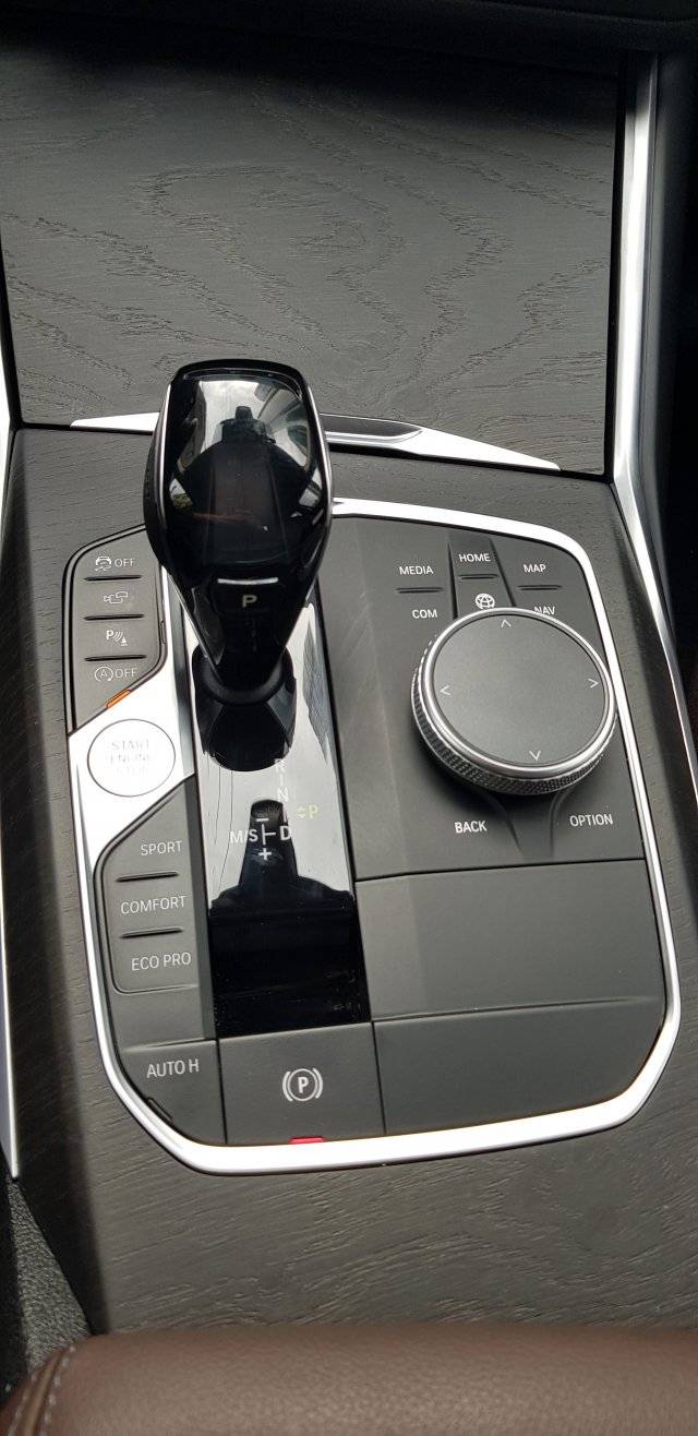 최근 시승한 BMW 뉴 320d의 전자식 기어봉.